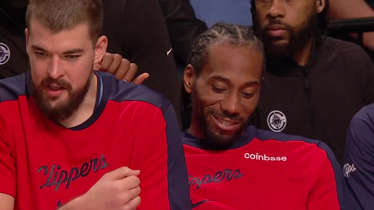 这是聊啥呢？小卡在替补席聊天 露出罕见的狮子般大笑😄