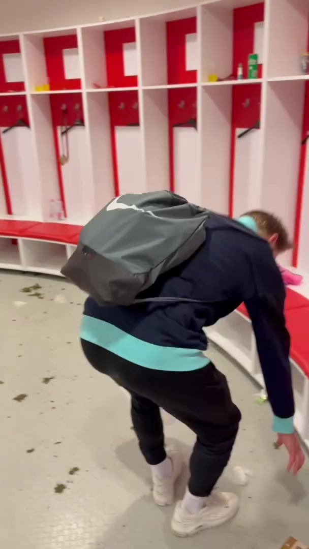 谦逊好队长！厄德高单场助攻戴帽，赛后还留在更衣室帮忙收拾垃圾