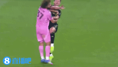 迈阿密后卫被对手打了一巴掌，裁判回看后对洛杉矶球员出示黄牌