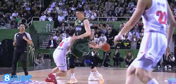 写意！郭昊文侧翼突破假传真投 晃开防守轻松上篮打中