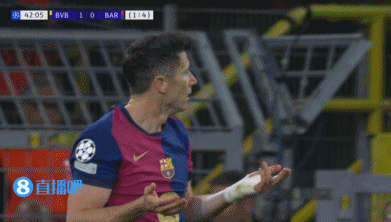 莱万对抗被放倒裁判吹罚进攻犯规，莱万摊手不解