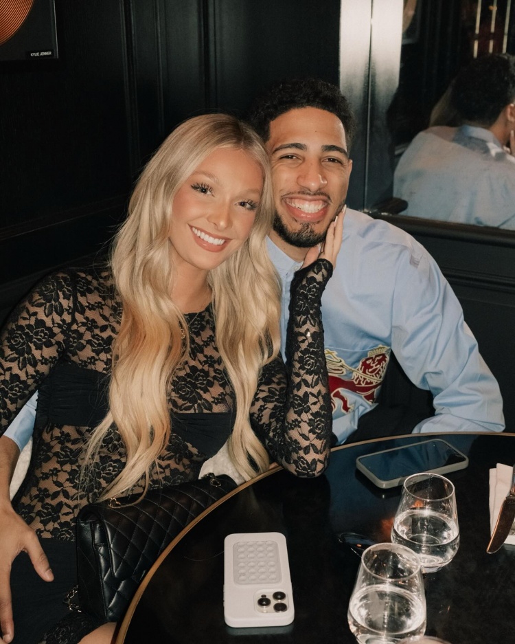 哈利伯顿晒与女友合照：六年光阴&无数回忆&余生共度 爱你❤️