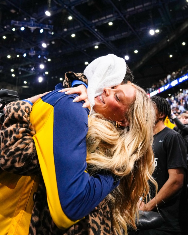 哈利伯顿晒与女友合照：六年光阴&无数回忆&余生共度 爱你❤️