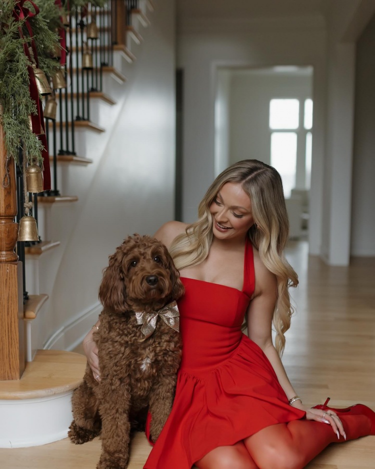 哈利伯顿晒与女友合照：六年光阴&无数回忆&余生共度 爱你❤️