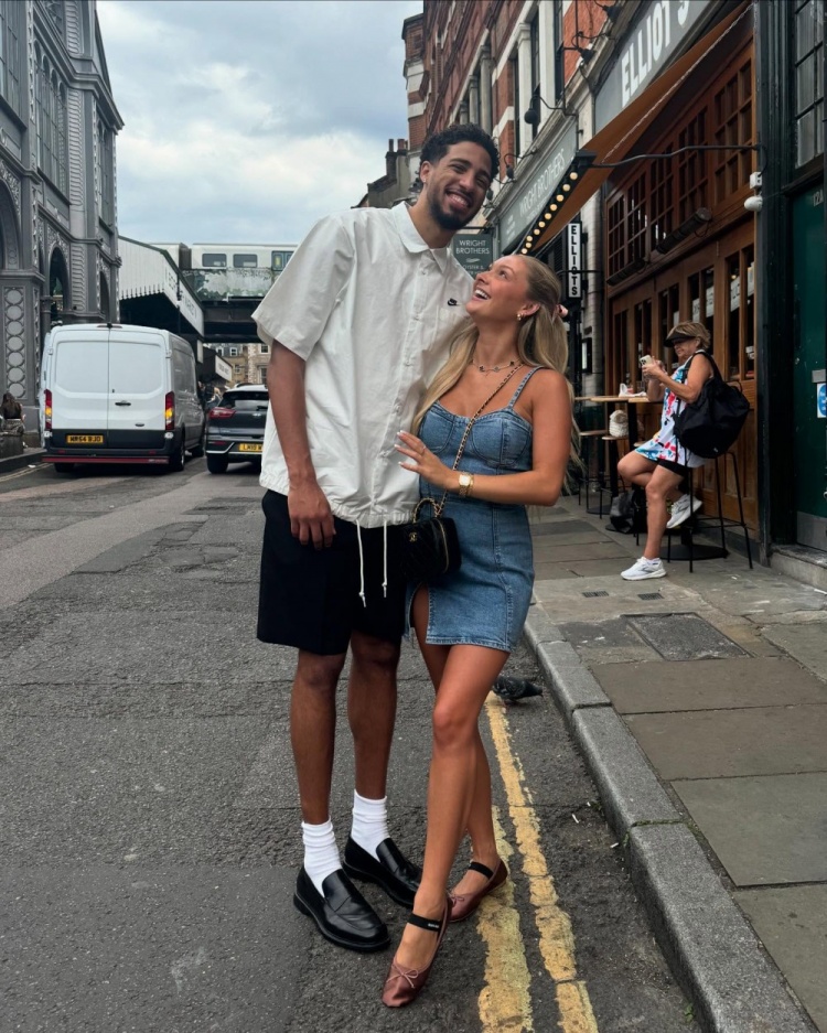 哈利伯顿晒与女友合照：六年光阴&无数回忆&余生共度 爱你❤️