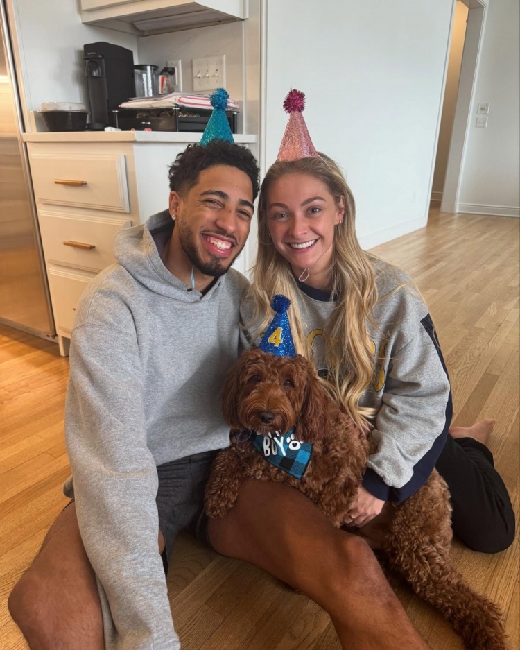 哈利伯顿晒与女友合照：六年光阴&无数回忆&余生共度 爱你❤️