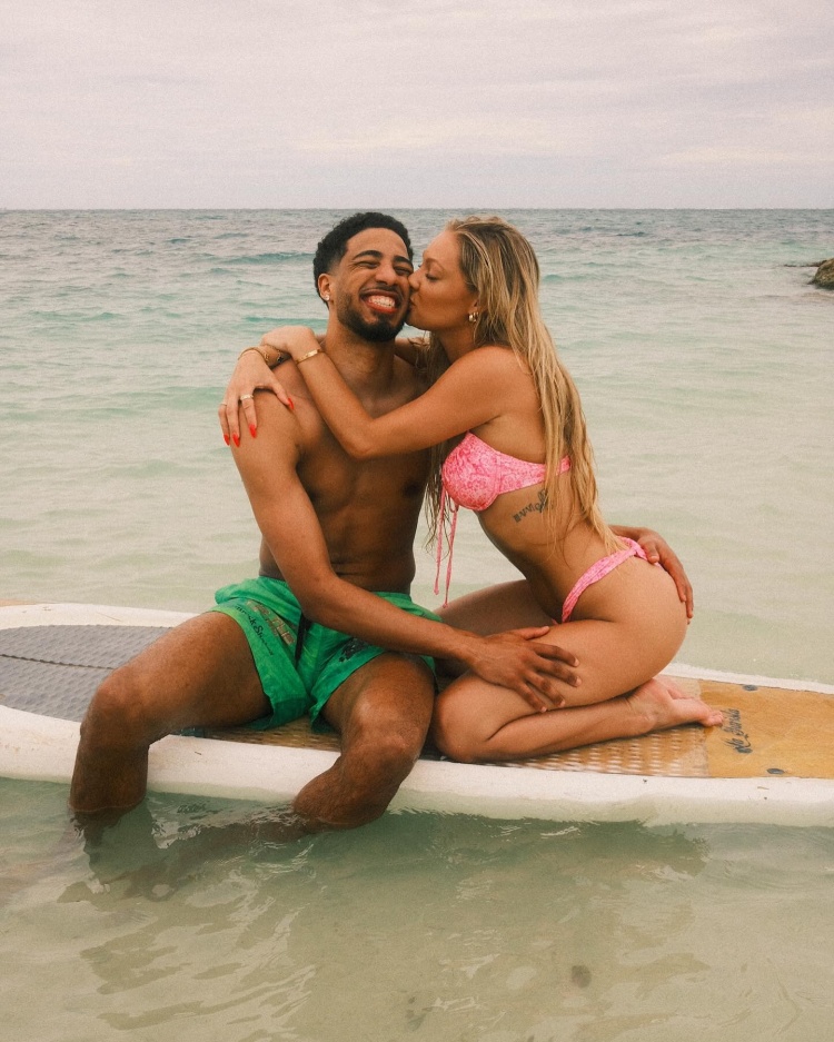 哈利伯顿晒与女友合照：六年光阴&无数回忆&余生共度 爱你❤️