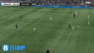 秀🤯梅西背身接球顺势挑球过人，被对手犯规放倒