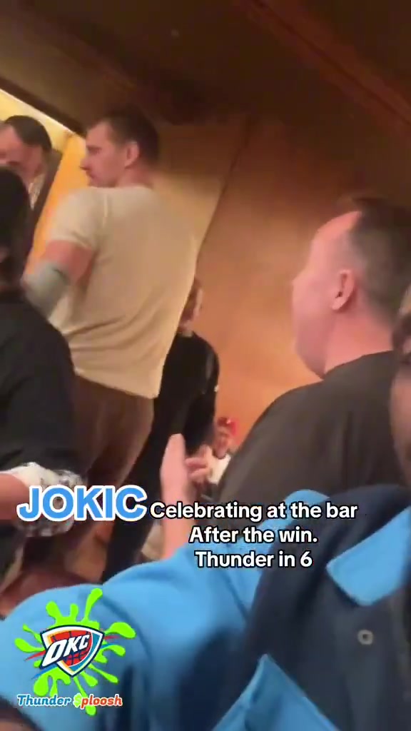 约基奇G1赛后与哥哥们在俄城酒吧庆祝 雷霆球迷：我们六场拿下！