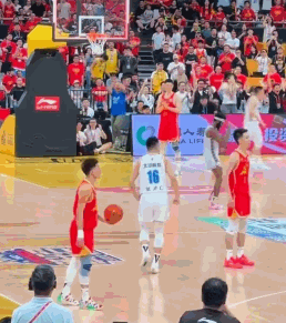 😑在想啥？孙铭徽开大脚时 胡金秋&朱俊龙叉着腰目睹了全程