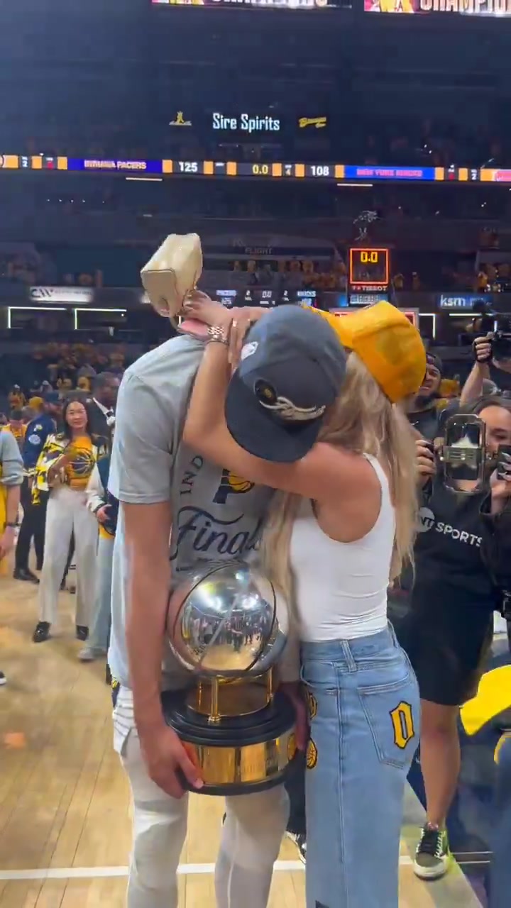 人生赢家！哈利伯顿赛后抱着东部冠军奖杯和女友拥抱合照